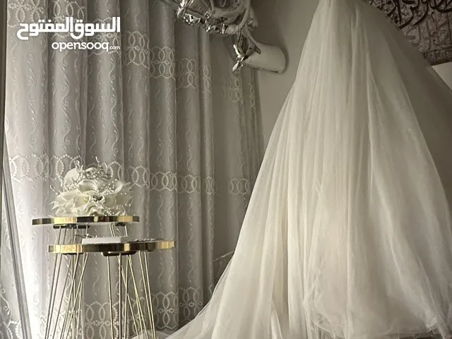 فستان زفاف ابيض لؤلؤي نافش شامل نفاش و كاب حجاب ملبوس مرة واحدة فقط لحفل زفاف بحالة ممتازة جدا