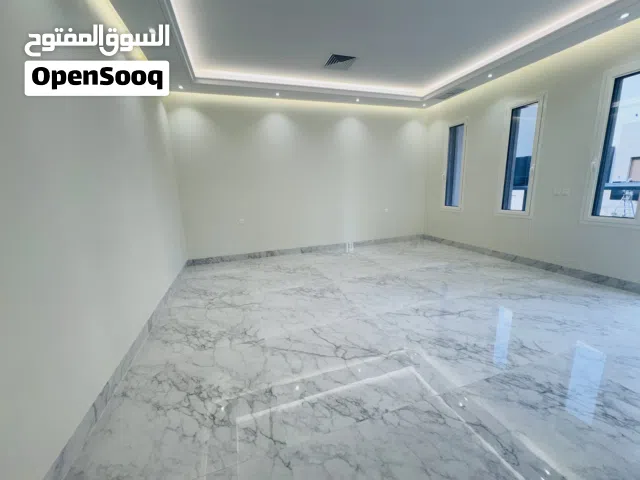 للإيجار شقة جديده مساحات كبيره اول ساكن