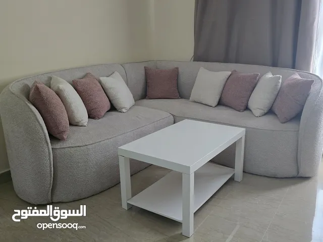 ركنة جديدة لم تستعمل كثير عصرية بلون الوف وايت والبنك مناسبة لغرف النوم او جلسه صغيرة