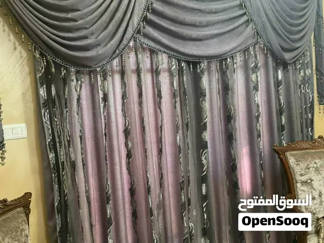 طقم كنب للبيع بحاله جيده جدا مكون من سبع مقاعد وكل شيء واضح بالصور مع الطاولة والطَربيزات