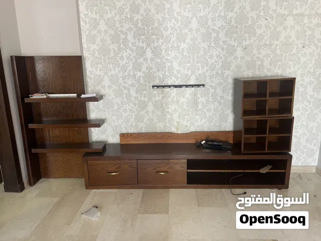 وحدة تلفزيون خشبية كبيرة