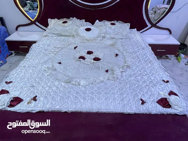 فرشة سرير عرايسي مع 2 وجه مخدة جدااااً نظيفة مع غلافها