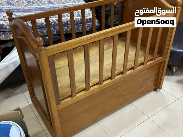للبيع سرير أطفال بحاله ممتازه خشب بحريني