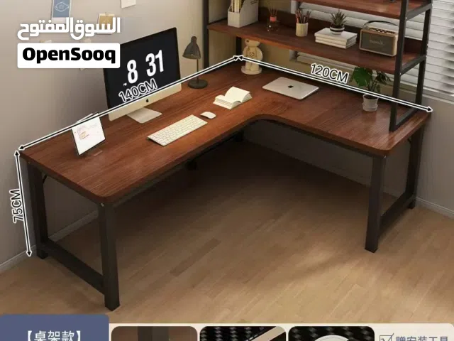 طاولة Gaming حرف L حجم جامبو مع رفوف جانبية لون بني.