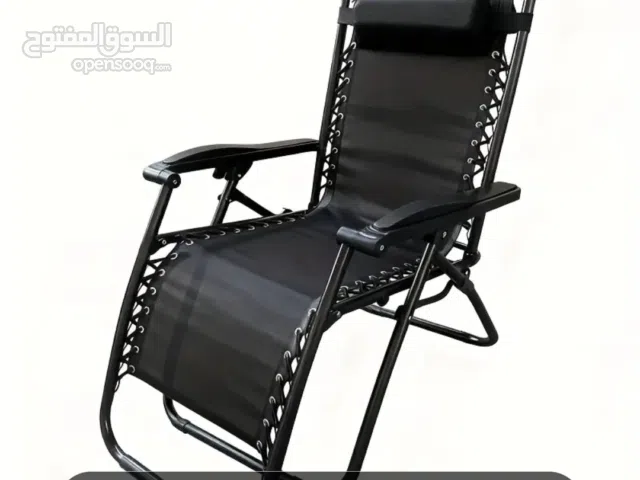 كرسي أسود مريح بحالة ممتازةالطول عند الفرد: حوالي 160–170 سم العرض: حوالي 65–70 سم الارتفاع وهو مرفو