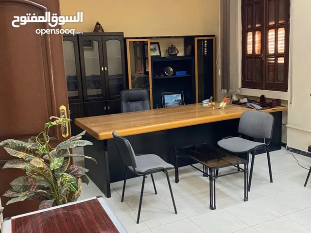 شقة نظيفة مكتبية على رئيسي في طرابلس شارع مقريف