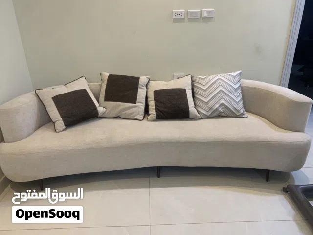 كنب اثنين كبيره و وحده وسط و كرسين