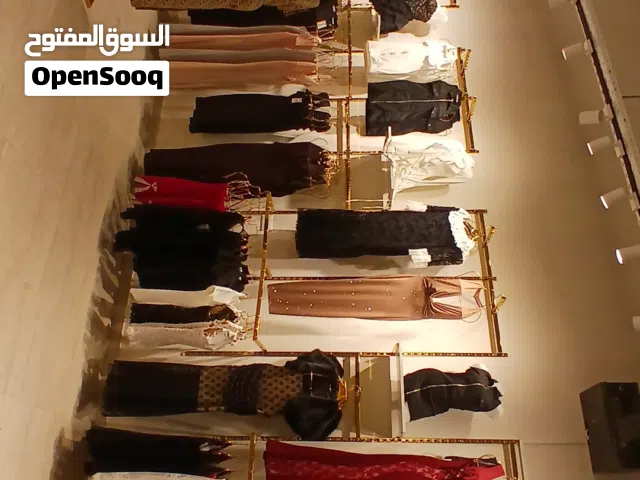 محل للبيع نشاط ملابس نسائية   ديكور وبضاعه