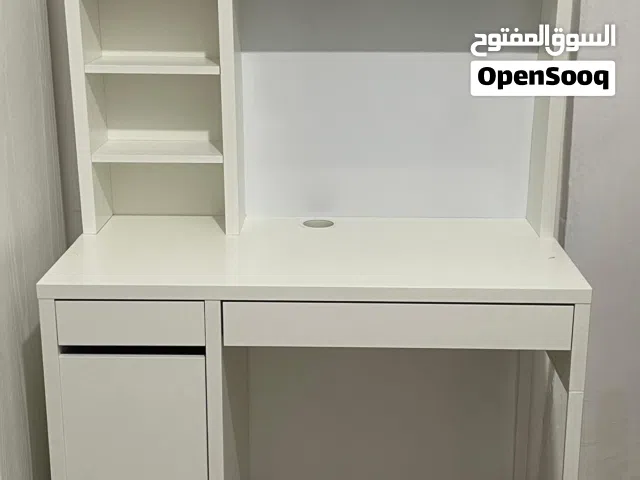 مكتب (طاولة) يرجى الاطلاع على الوصف (ملاحظة: الطاولة شبه جديدة) قابل للمفاوضه