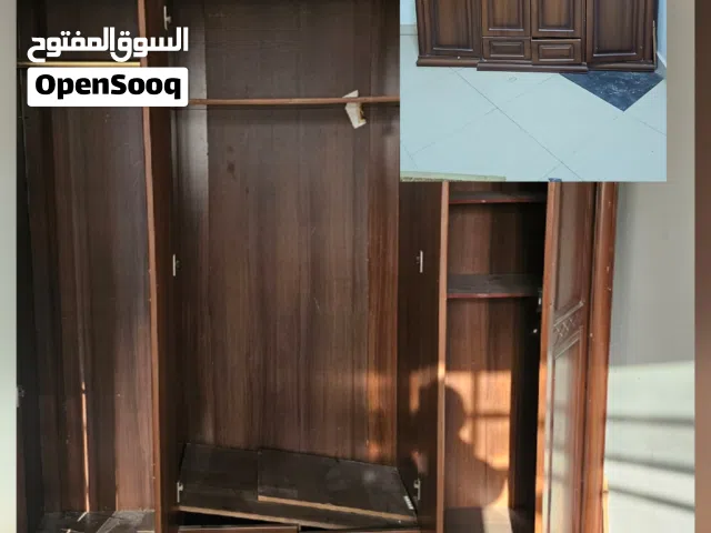 خزانة ملابس مستعملة