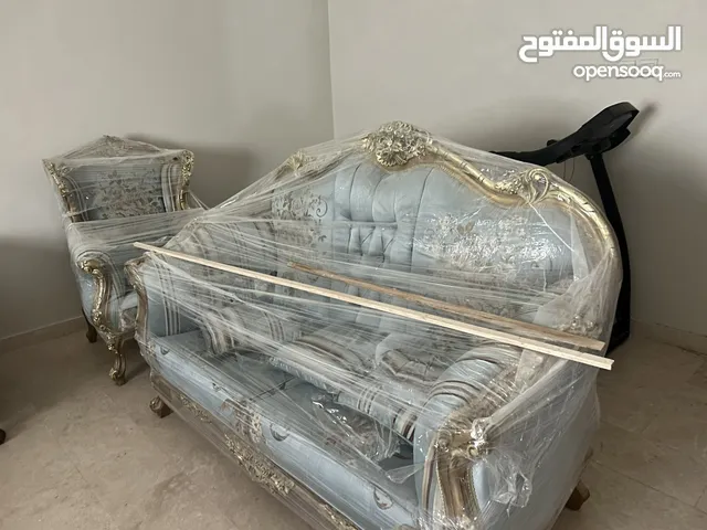 السلام عليكم اربع كراسي بلون الازرق وذهبي جميله ونضيفه مع ثلاث طولات سبب البيع اثاث زايد