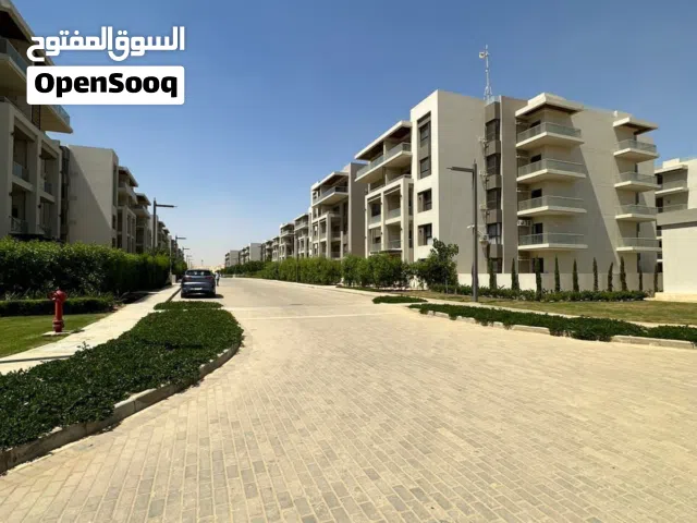 شقة متشطبة بالكامل للبيع في التجمع الخامس بكمبنود سكني كامل الخدمات بمليون و 500 ألف بالقرب من AUC .