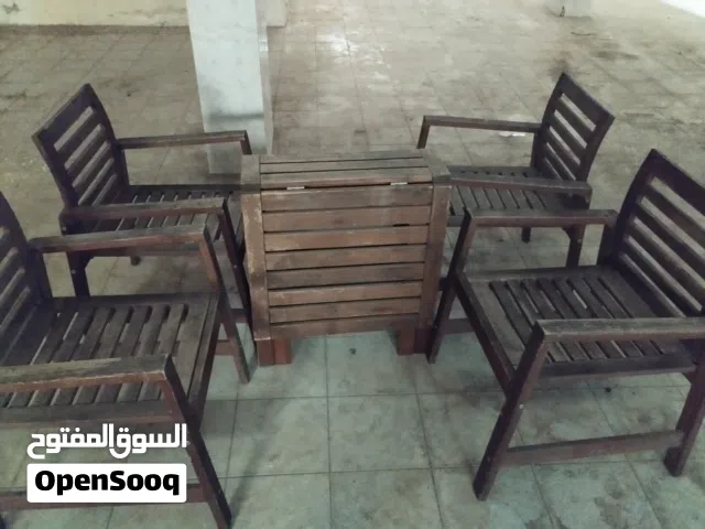 طاولة قابلة لطوي معها أربع كراسي ونيس نضيف