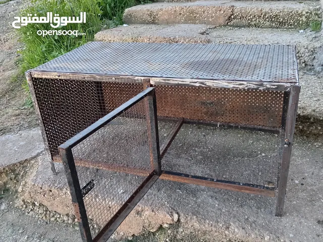قفص حديد متين وآمن لتربية الحيوانات بحالة جيدة جدا