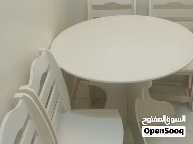 طاولة طعام لون ابيض للبيع بسعر 500دولار للجادين فقط