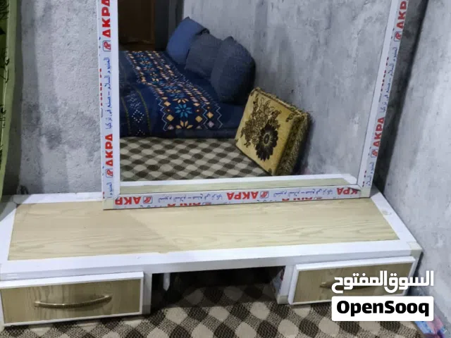 كرسي حلاقه  مع ميز مرايه حالاقه جديد مستعمل