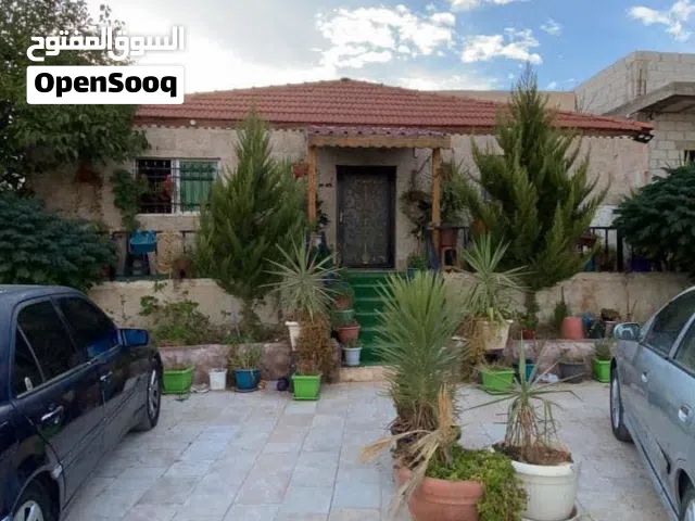 منزل مشطب للبيع بالاضافه لبيت عظم على قطعه ارض مساحتها 970 متر