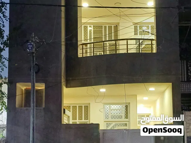 بيت للبيع حي القاهرة بغداد المساحة 110 متر والواجهة 5.5 متر اربع غرف نوم اربع حمامات نظيف جدا