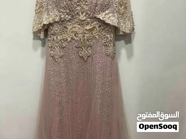 فستان سهرة لون سومو استعمال مرة واحدة مقاس XL لا توجد خدمة توصيل السعر 15 دينار الفستان فخم