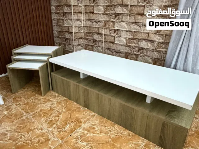 للبيع طاولة تلفزيون، وطاولة وسط للصالون، بالإضافة إلى 3 طاولات جانبية صغيرة.  الحالة ممتازة ونظيفة.