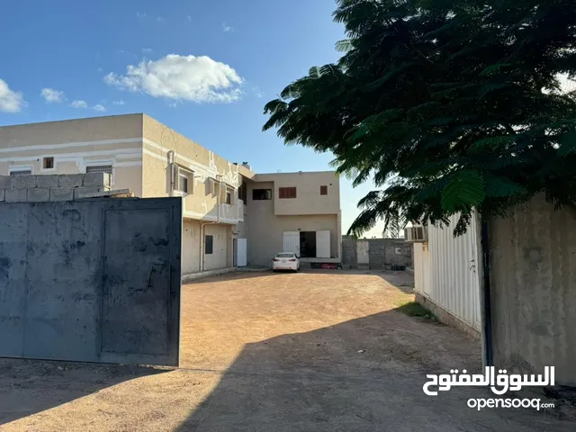 مبنى تجاري للإيجار 3 مخازن و 8 مكاتب يوجد به ساحه لتدريس السيارات