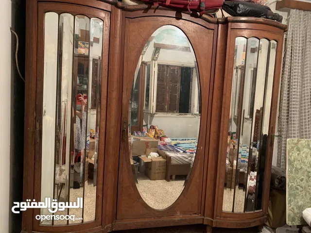 صالون خشب زين قديم و فاترينا اثرية عمرها فوق ال 100 عام