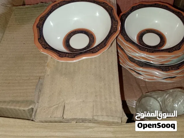 وأني مطبخ بلاستك وفناجين قهوة