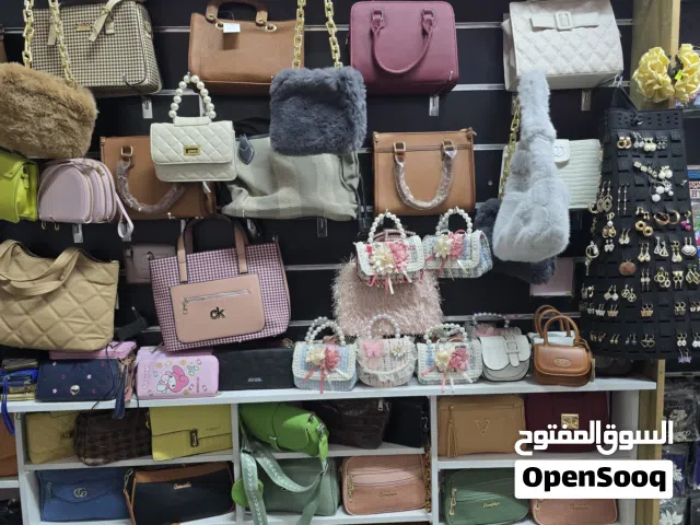 بسبب الظروف محل تجاري في كفر عقب طلوع المعسكر معروض كله للبيع سواء البضاعة او المحل والبضاعة معا