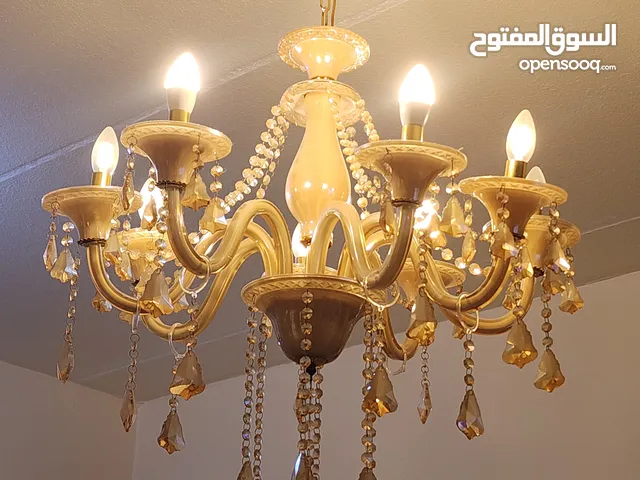 ثلاث ثريات مختلفه تضيئ المكان للصاله و غرفة النوم. مختلفه الشمعات 8 & 8 & 6