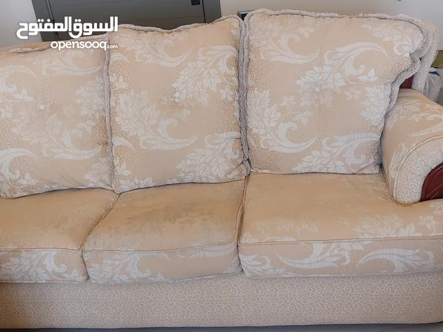 كنب صالون فخم 9 قطع مستعمل شبه جديد ومنضف دراي كلين ولا يحتاج تنضيف