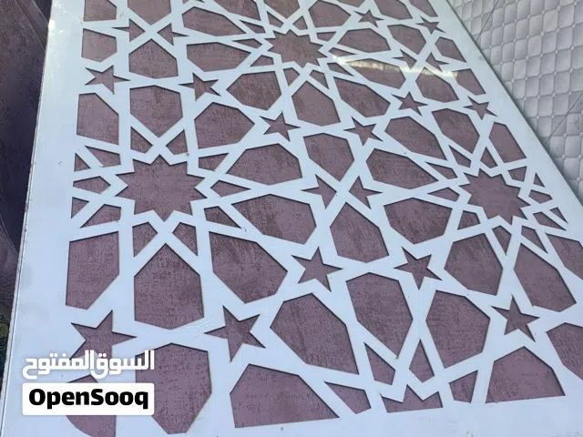 طاولة طعام تحتوي على 4 كراسي مع طاولة مناسبة الحجم والسعر نار لحك عليه وبيه مجال