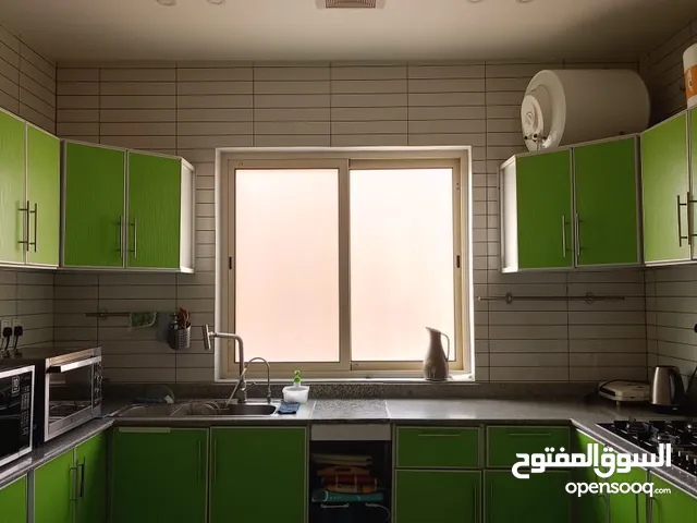 مطبخ مستعمل حوالي 9 متر تقريبا مع مجلى المنيوم وخلاط رئيسي فقط