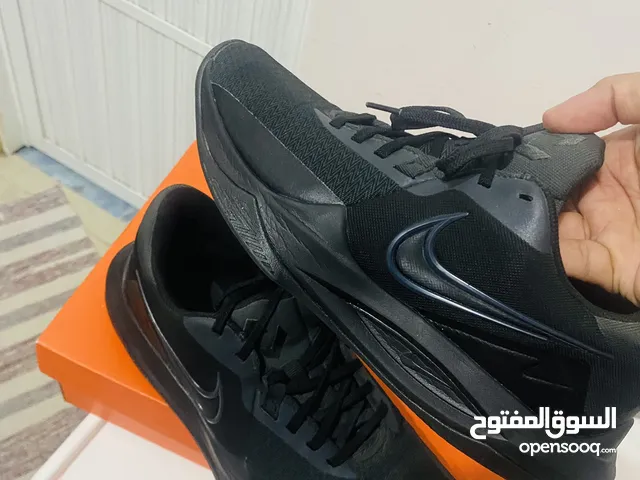 Basketball shoes