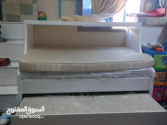 سرير خشب بحريني