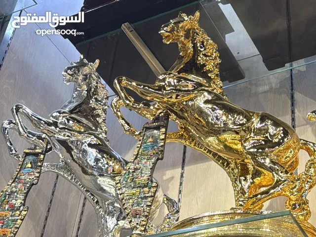 تحف نثريات انتيكات تحف الوان مختلفة ذهبي فضي عاجي بني تحف علو شكل خيول فيل صقر جمل احجام مختلفة