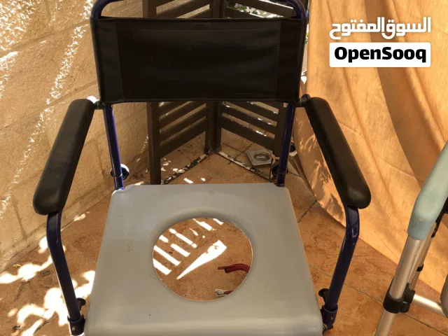كرسي متحرك لون ازرق لسهولة نقل المريض الى الحمام السعر 45