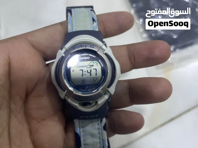هذه الساعة هي من طراز كاسيو بيبي جي (Casio Baby-G)، وتحديداً سلسلة G-LIDE المصممة للأنشطة الرياضية.