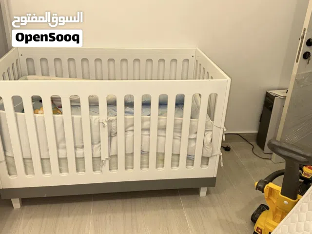 سرير أطفال شبه جديد