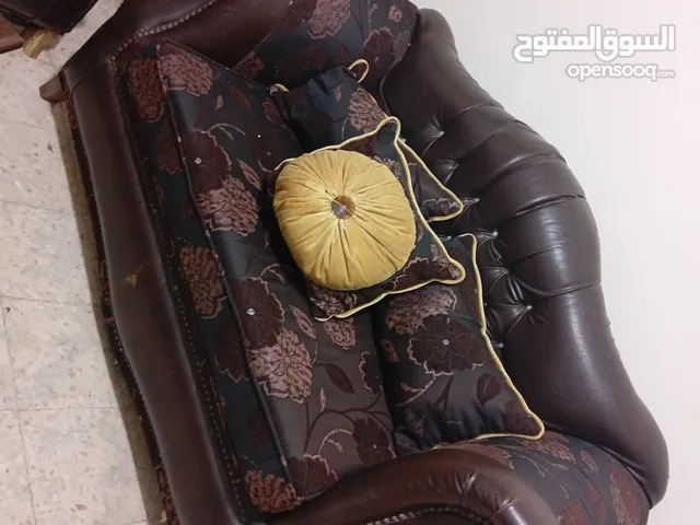 طقم كنب مع طاولة سفرة واربع كراسي