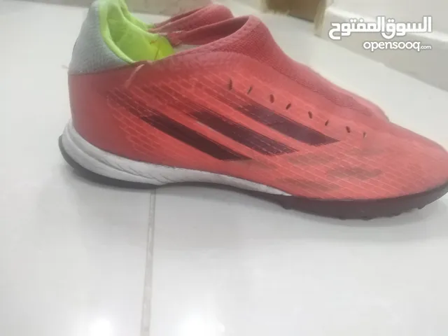 حذاء كرة قدم اديداس اصلي لون احمر السعر 30 دينار اردني