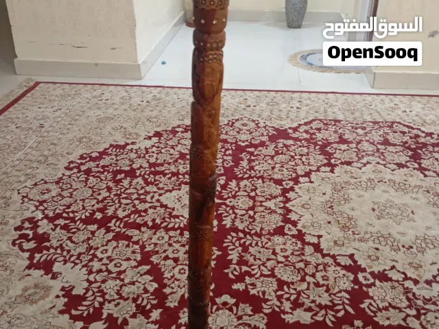 عصا شغل يد منقوش عليها صور دراويش وفيها ياقوته فوق وتقسم3 أقسام  ومصنوعه من افضل انواع الخشب عناب