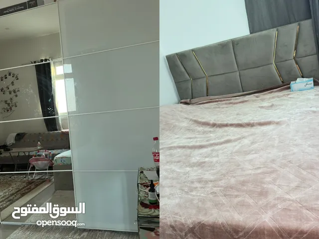 سرير نوم كينغ لزوجين مع مرتبة مجانية البيع بداعي السفر King وفي قابل للتفاوض و دولاب للبيع ايضا
