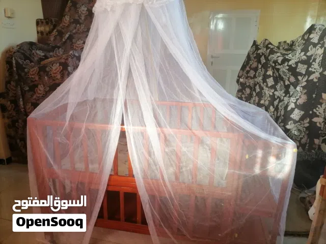 فازه سرير اطفال للبيع الحاله مستعمل نضيف سبب البيع غير محتاج لها السعر مغري 450ريال سعودي فقط