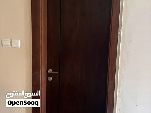 ابواب خشب عدد 2 وكراسي بوفيه عدد 3