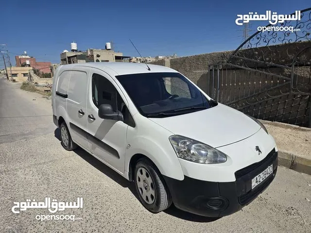 بيجو بارتنر 2015 شصي طويل لون ابيض 1600 بنزين بحالة ممتازة مكيف شغال بودي وميكانيك ممتاز