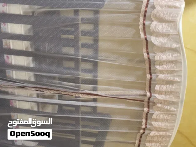 سريرطفال شبه جديد استعمال بسيط مع الناموسيه ومرتبه 200درهم