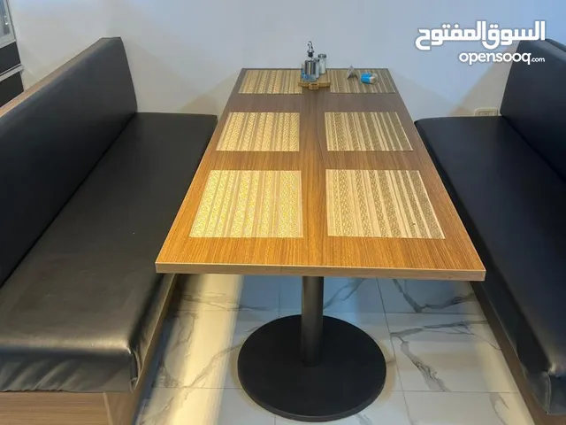 4،طاولات مطعم بمقاعدهم جلد