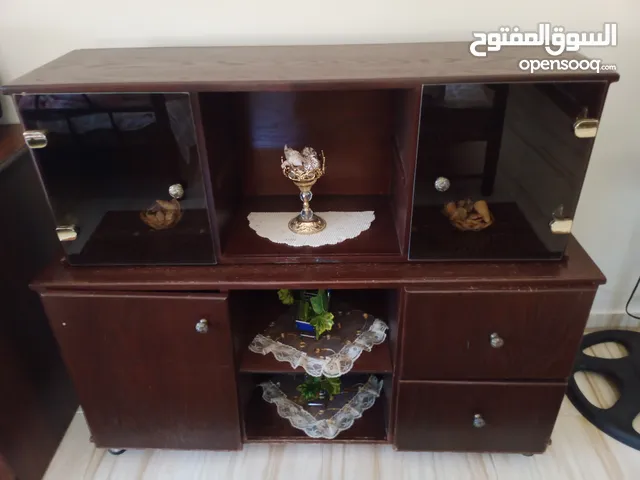طوله وسطيه خشب زان طاولة تلفزيون مع جوارير وكمادينه مع تعليه درفتين زجاج خشب لاتين صوبه رومو مراوح