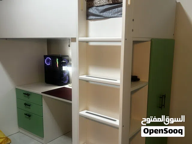 تخت طابق علوي مع مكتب و رفوف و اداراج و خزانة صغيرة