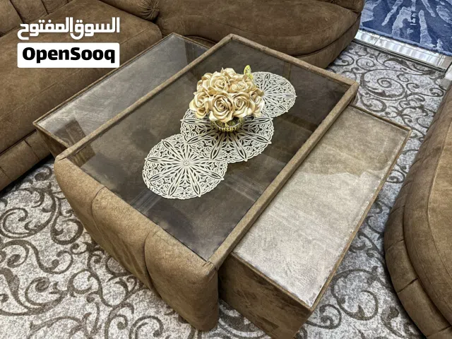 طاولة لون بني مع طربيزاتها للبيع